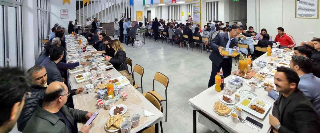 İftarı üniversite öğrencileri ile birlikte yaptılar