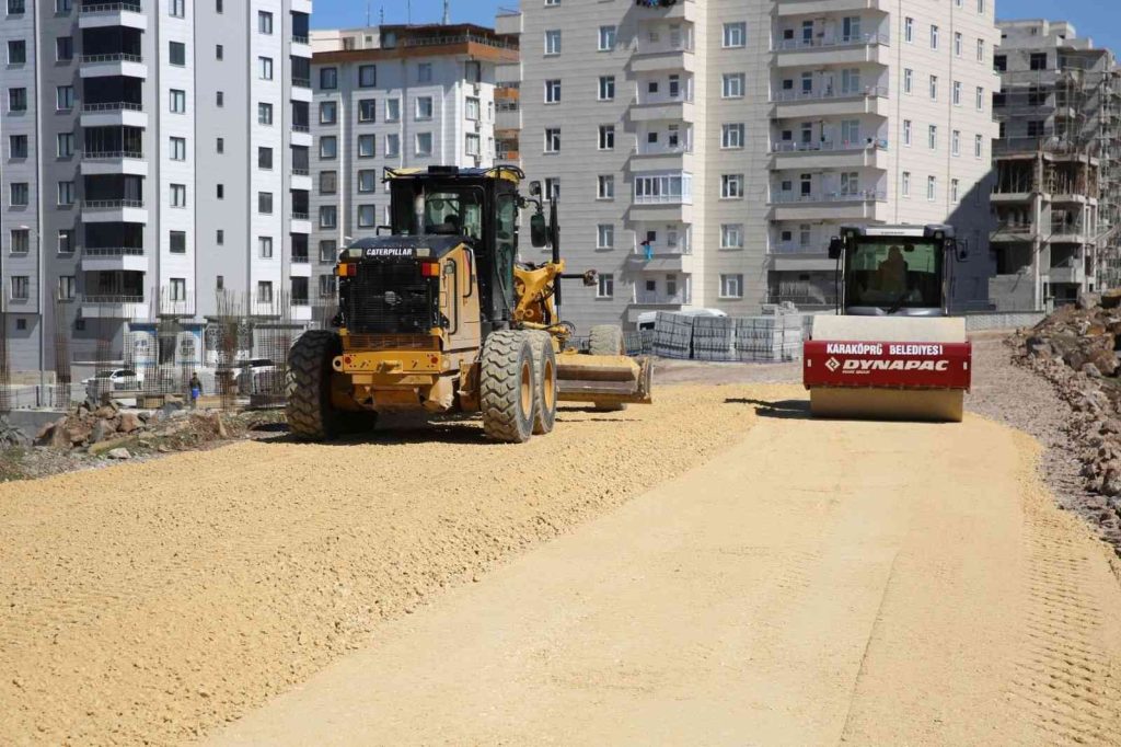 Karaköprü’de üst yapı ve yol açma çalışması devam ediyor