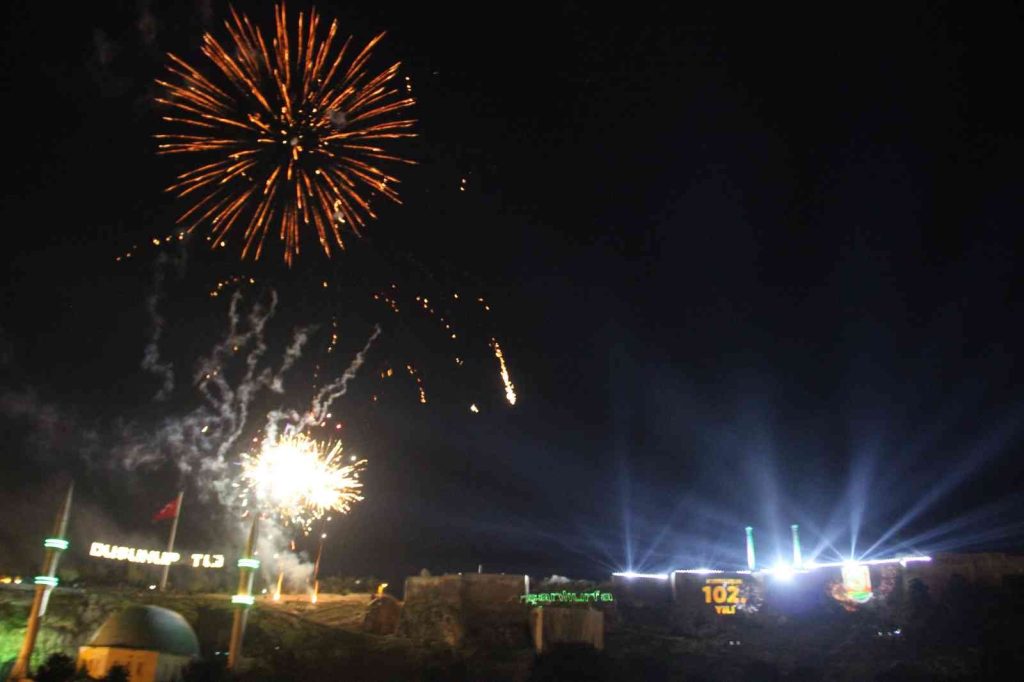 Kurtuluş temalı ışık ve havai fişek gösterisi Şanlıurfa semalarını süsledi