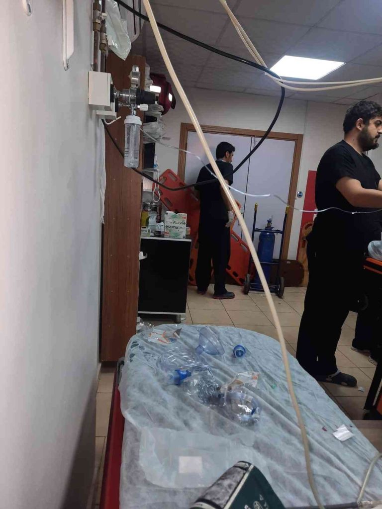 Lice’de ölen hastanın yakınları sağlık çalışanlarına saldırdı, hastane savaş alanına döndü