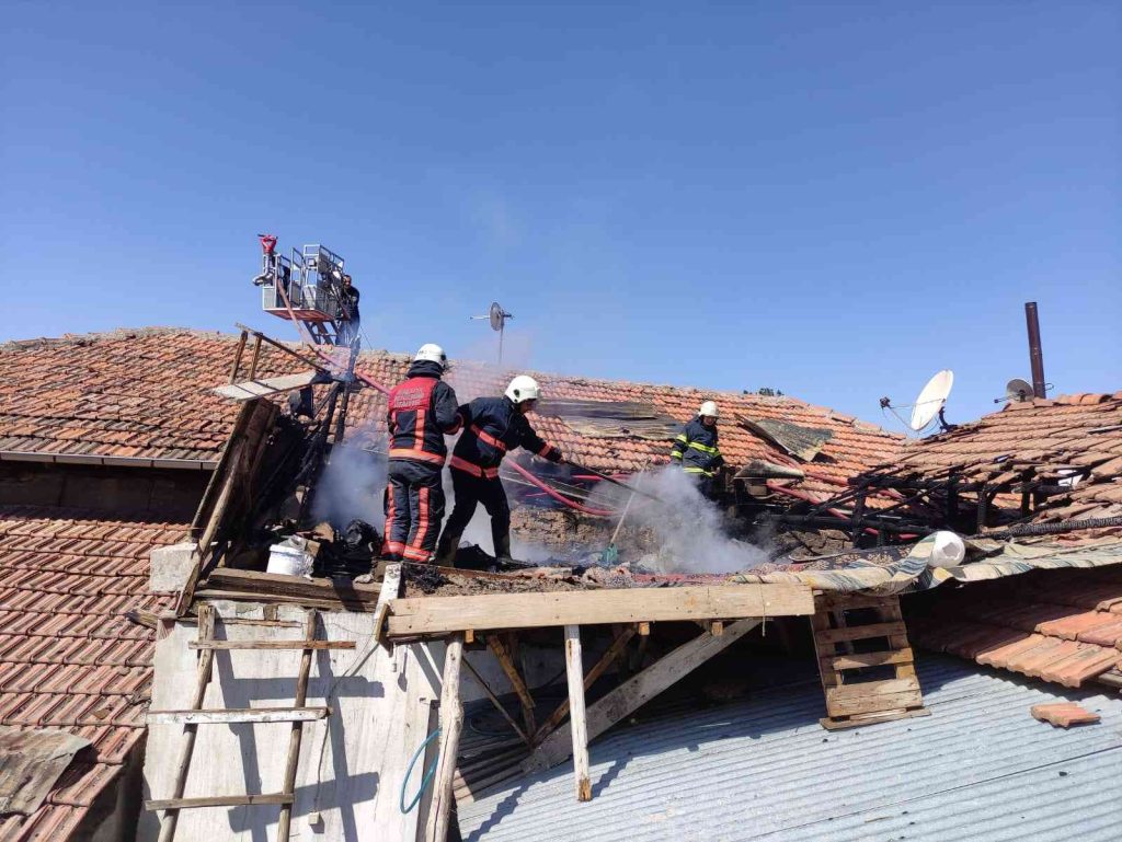 Malatya’da çatı yangını