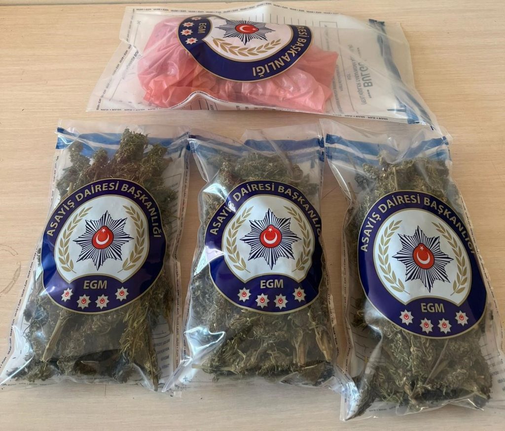 Motosikletçi kaskında gizlenen uyuşturucu polise takıldı