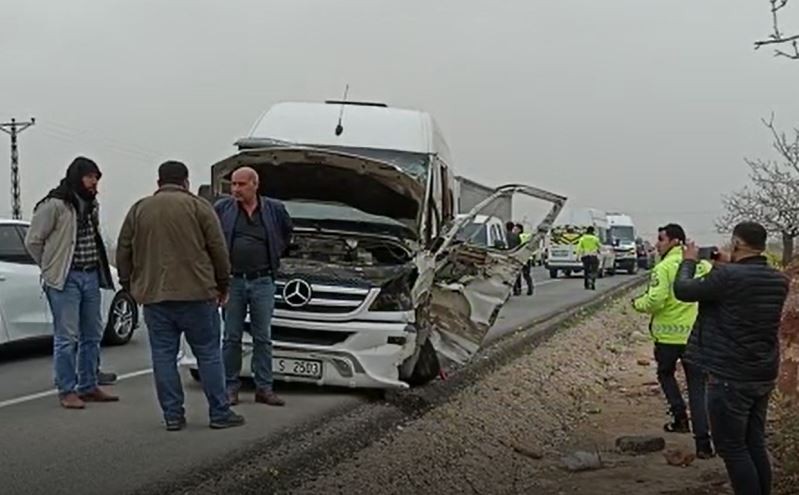 Öğrenci servisi ile tır çarpıştı: 4 yaralı