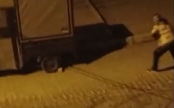 Önce kablo çalmaya çalıştı, sonra tepki gösteren vatandaşa elindeki aleti fırlattı