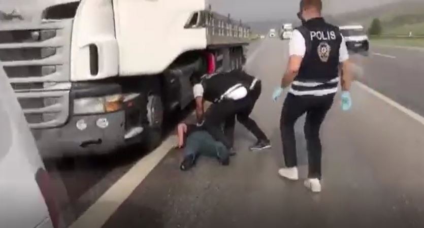 Otobanda nefes kesen uyuşturucu operasyonu: 111 kilo esrar ele geçirildi