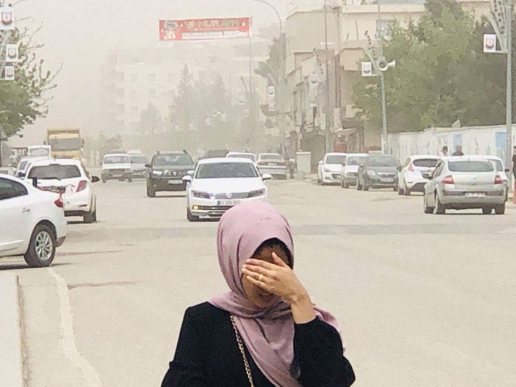 Şanlıurfa’da toz fırtınası etkili oldu