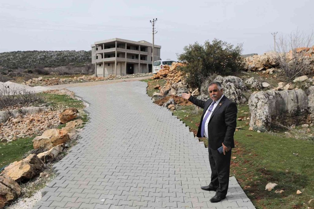 Şehitkamil kırsalında yollara parke döşeniyor