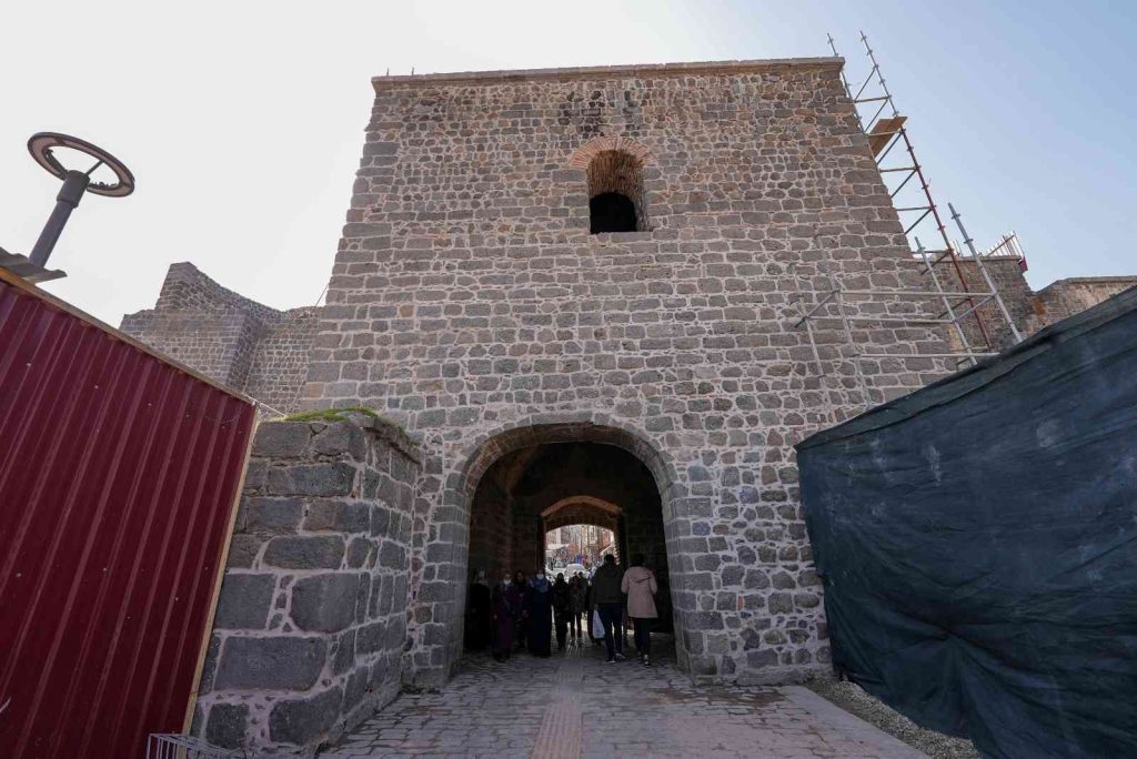 Sur Saraykapı yaya trafiğine açıldı