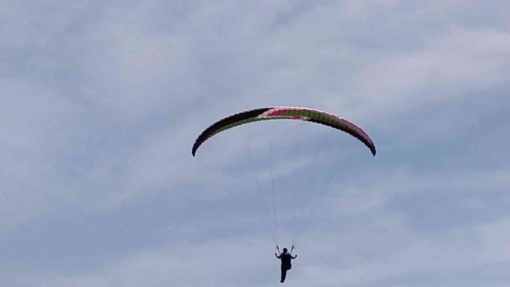 Tarihi Hasuni Mağaralarında yamaç paraşütü