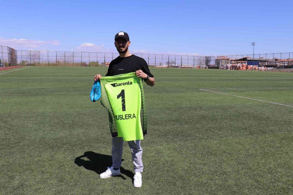 Tümör nedeniyle futbolu bıraktı, Muslera formasını kanser hastaları için satışa çıkarttı