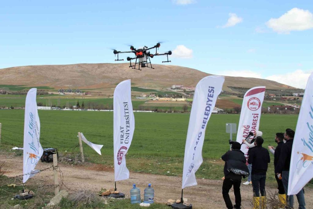 Türkiye’de bir ilk: Dron ile ücretsiz ilaçlama