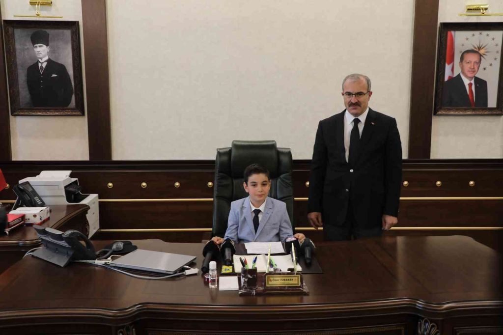 Vali Toraman koltuğunu 4. sınıf öğrencisi Alper’e devretti