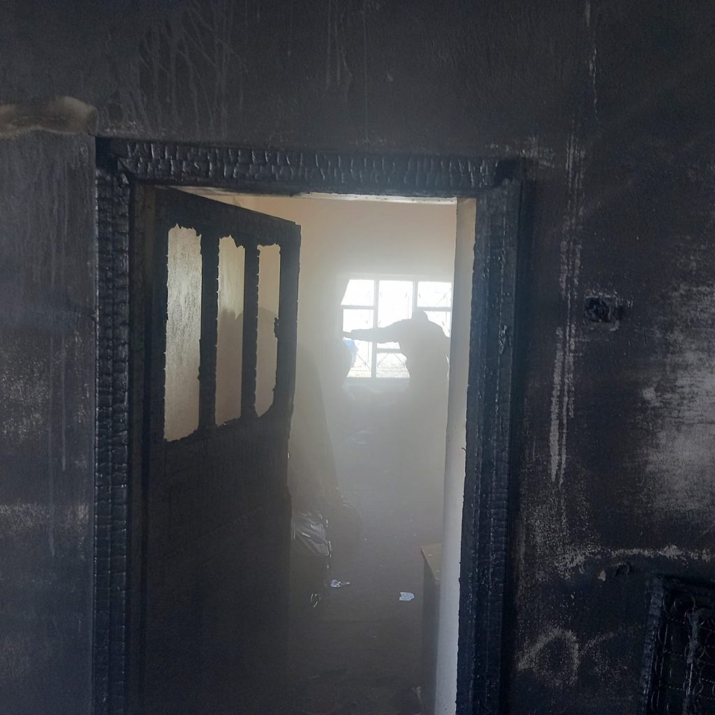 Yangında mahsur kalan çocuğu vatandaşlar kurtardı