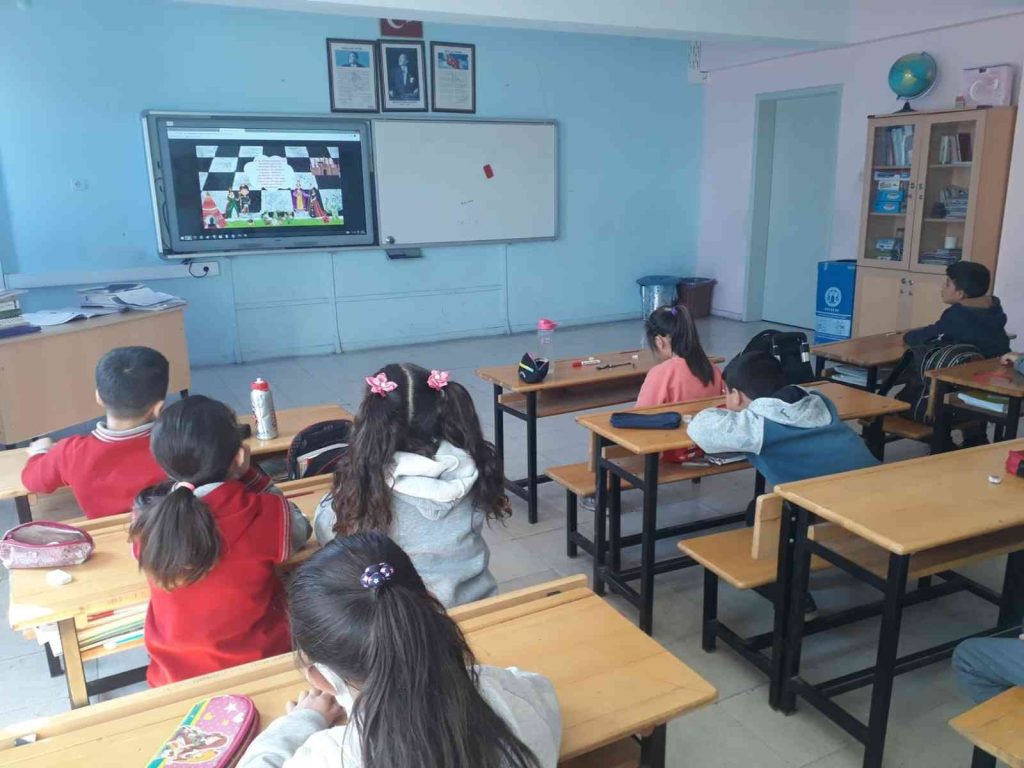 Yazıhan’da öğrenciler eTwinning projesiyle satranç öğreniyor