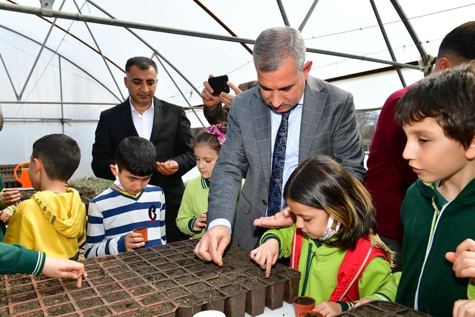 Yeşilyurt’ta dededen toruna tohumlar toprakla buluşuyor