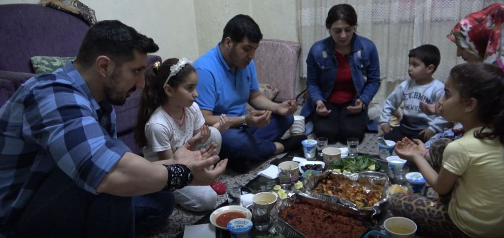 Yetim, öksüz ve kimsesizlerin iftar sofralarına misafir oluyorlar