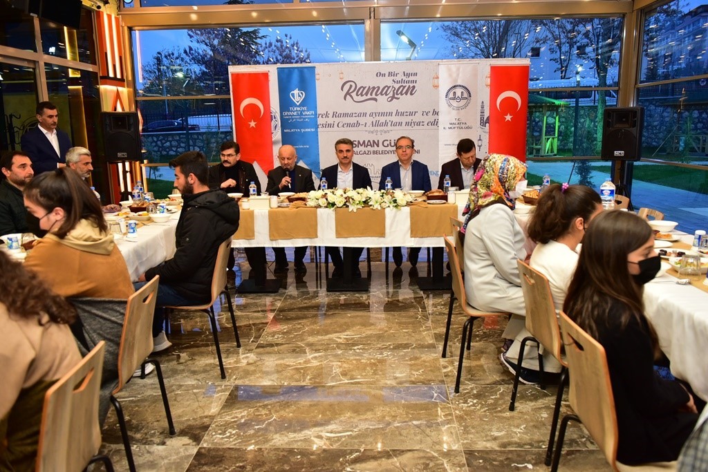 Yetimler iftarda buluştu