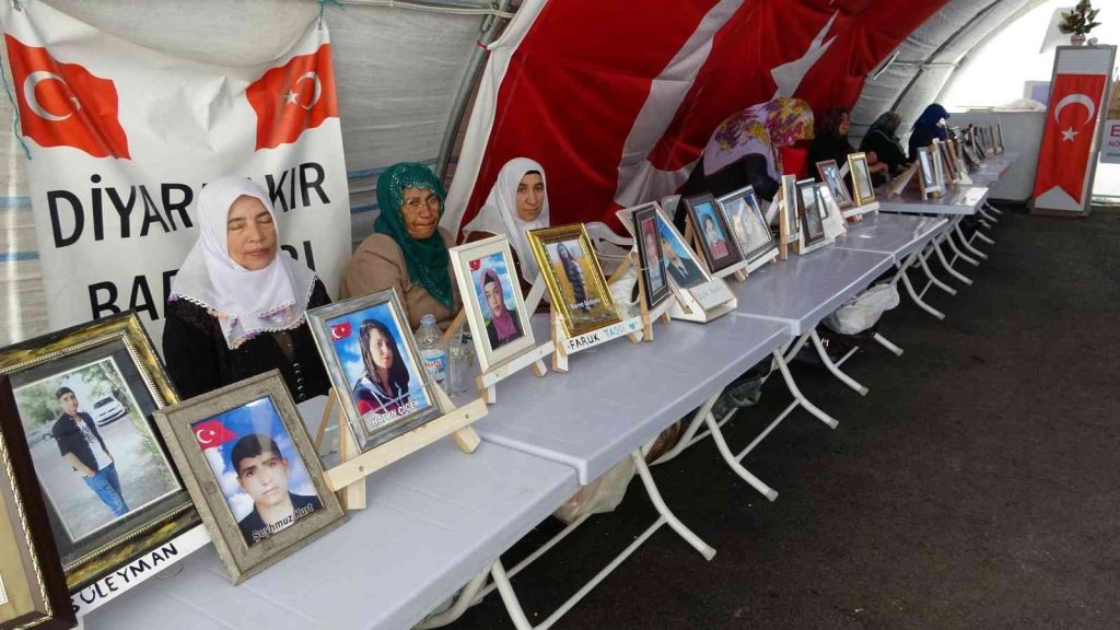 Ailelerin kararlı direnişi 987’nci gününde
