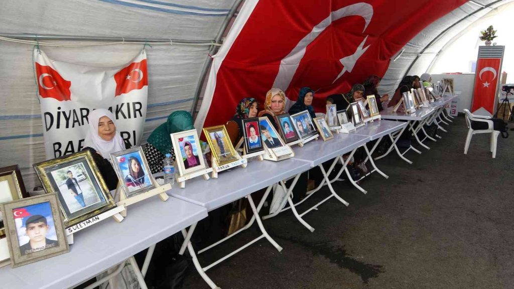 Ailelerin kararlı direnişi 990’ıncı gününde