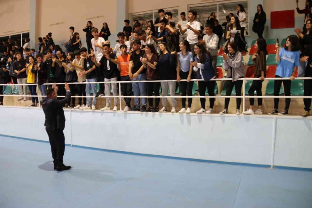 Başkan Beyoğlu liselilerin voleybol maçı heyecanına ortak oldu