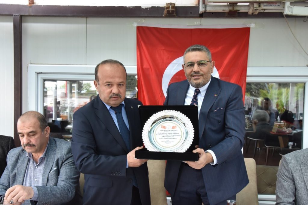 Başkan Sadıkoğlu’na oto galericilerinden teşekkür plaketi