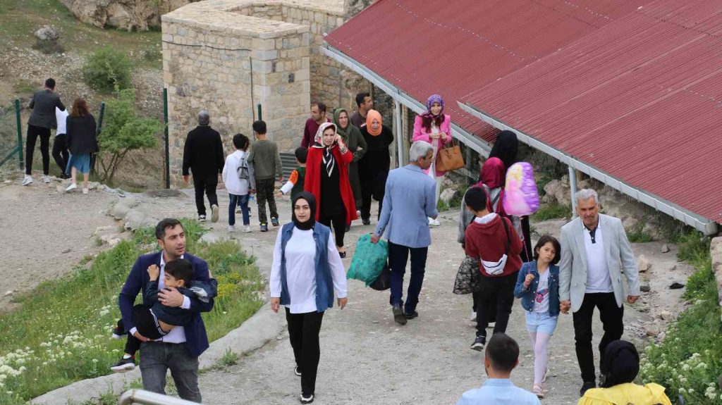 Bayram tatilinde vatandaşlar Harput’a akın etti