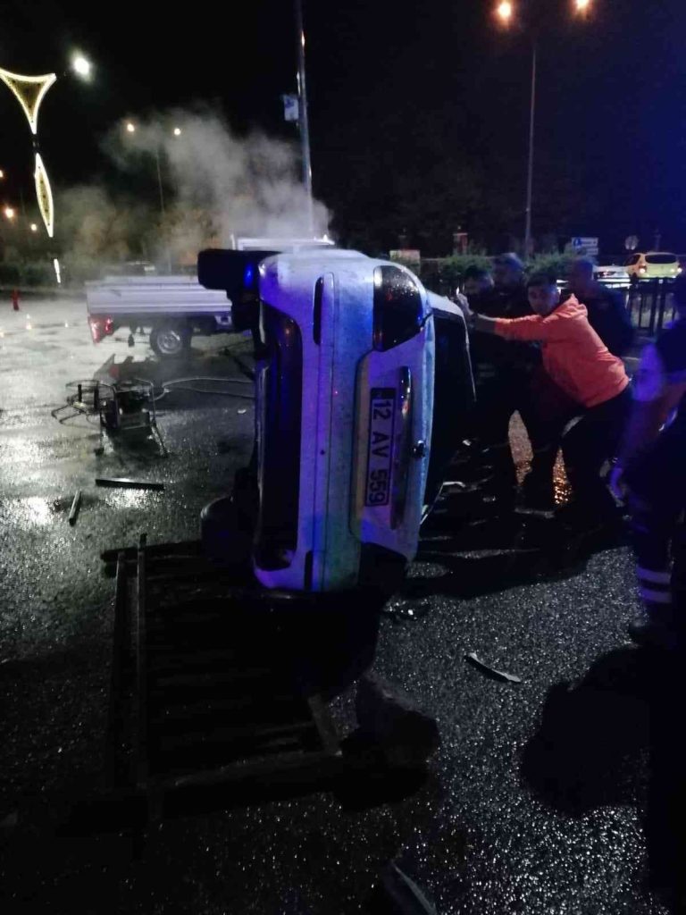 Bingöl’de kontrolden çıkan otomobil bariyerler çarptı: 2 ölü