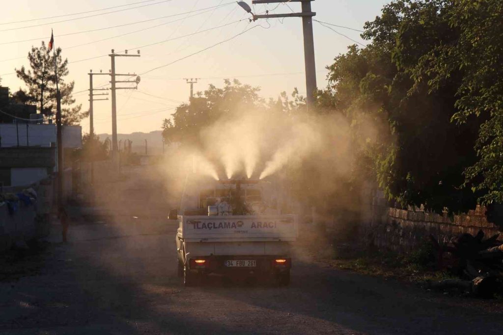 Bozova Belediyesinden haşereye karşı ilaçlama