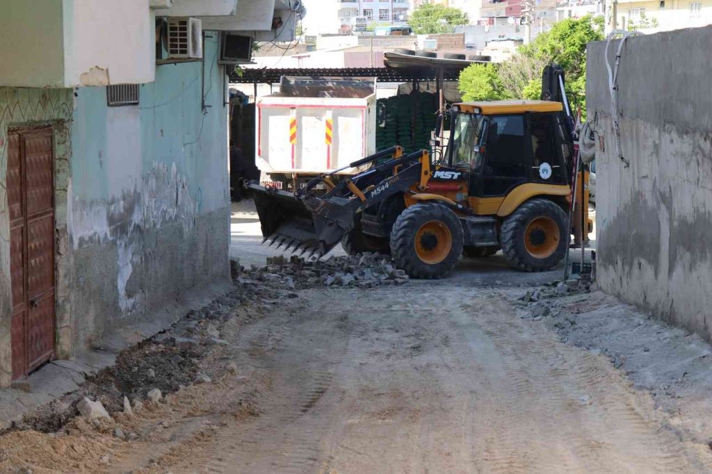 Bozova’da bozulmuş yollar onarılıyor