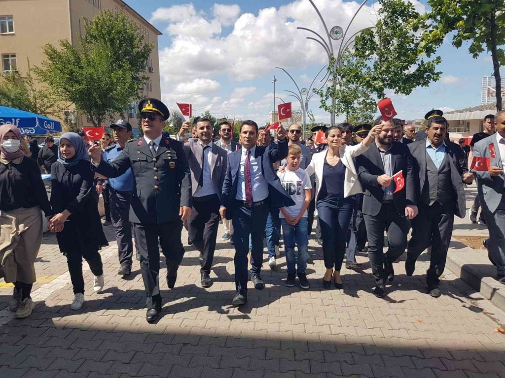 Çınar’da görkemli gençlik yürüyüşü