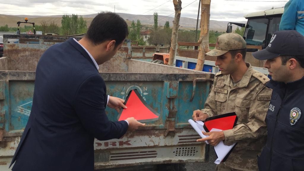 Darende’de sürücülere reflektör dağıtıldı