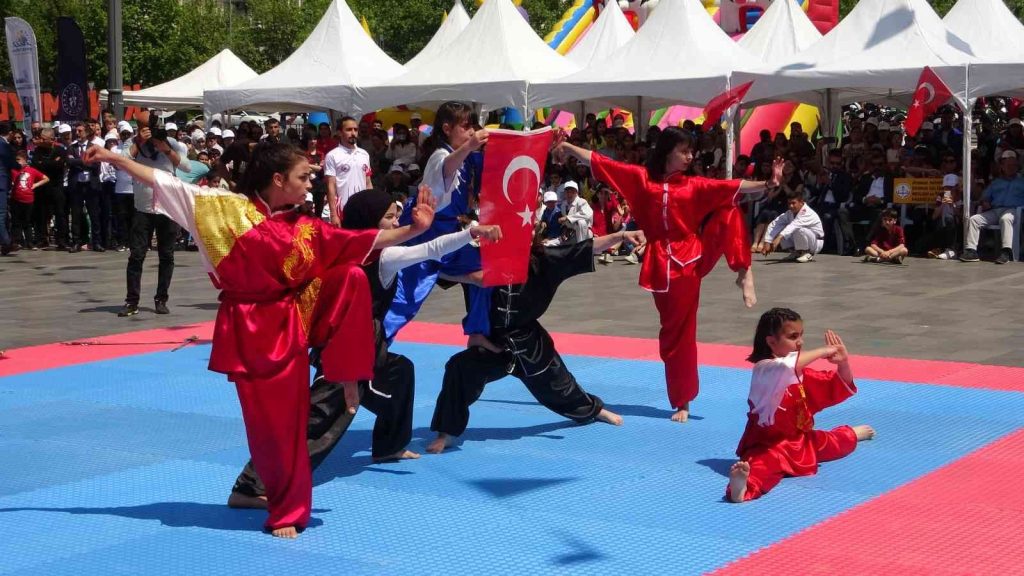 Diyarbakır’da 19 Mayıs coşkuyla kutlandı
