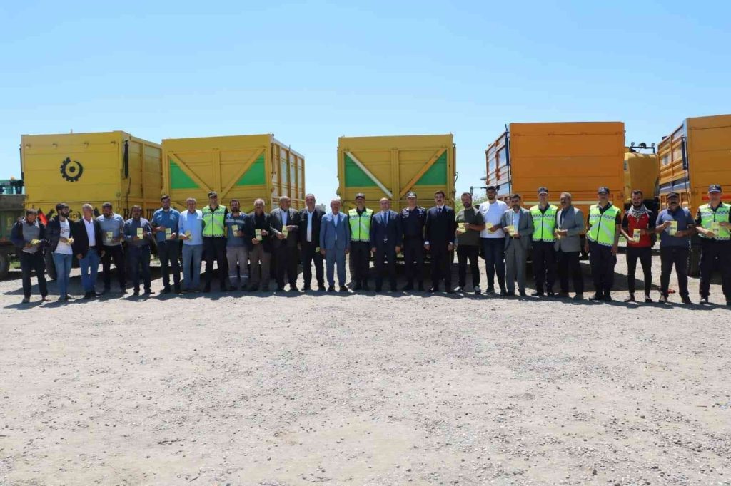 Diyarbakır’da traktör ve biçerdöver römorklarına reflektör takıldı