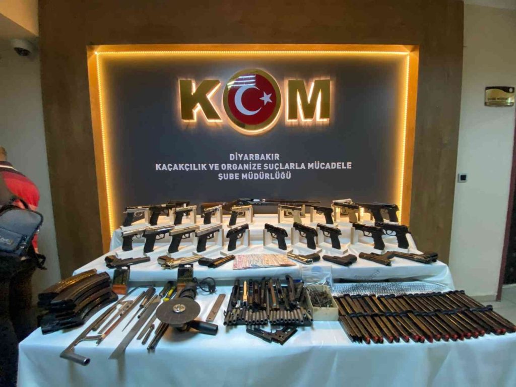 Diyarbakır’da yasa dışı silah ticareti operasyonunda ele geçirilenler sergilendi