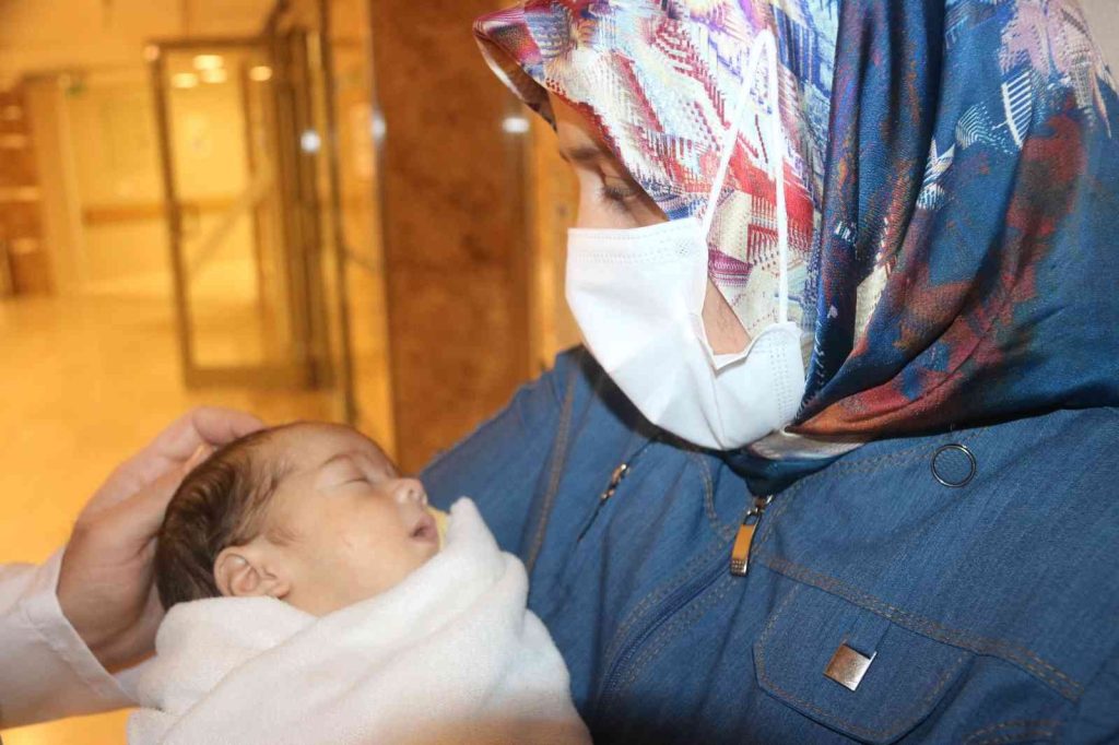 Doğdu, ilk nefesini 7 gün sonra aldı