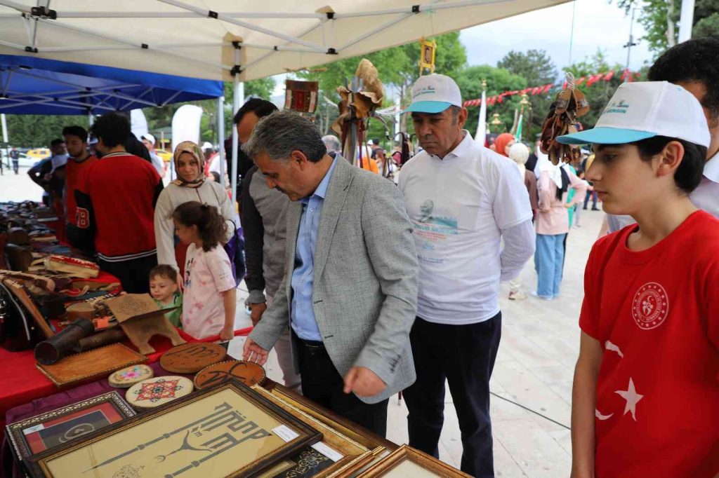 El sanatları sergisine ilgi