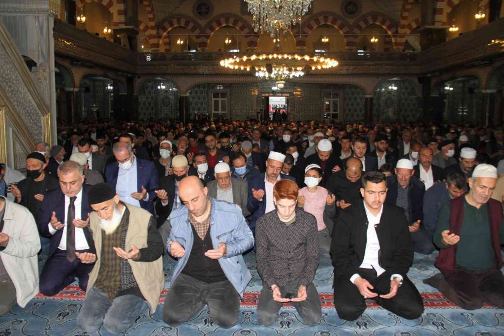 Elazığ’da bayram namazında camiler doldu