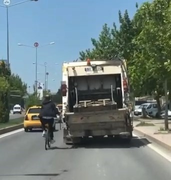 Elazığ’da bisikletlinin tehlikeli yolcuğu kameralara yansıdı
