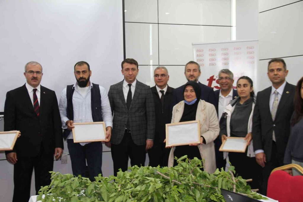 Elazığ’da çiftçilere 20 bin ipekböceği larvası dağıtıldı