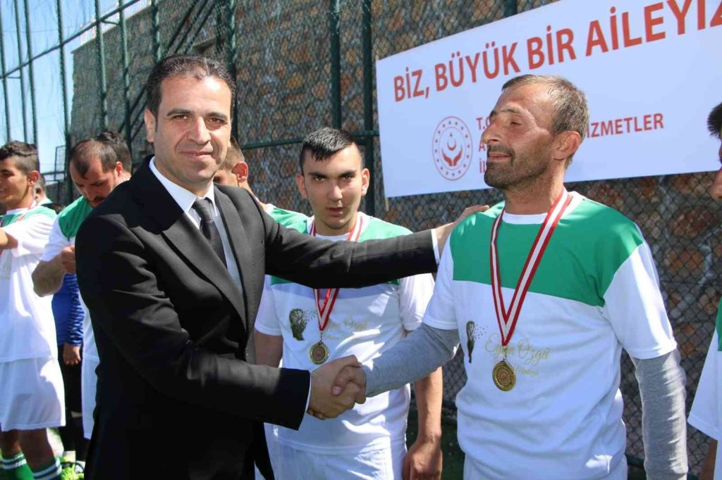 Elazığ’da engellilerin dostluk maçı renkli görüntüler oluşturdu