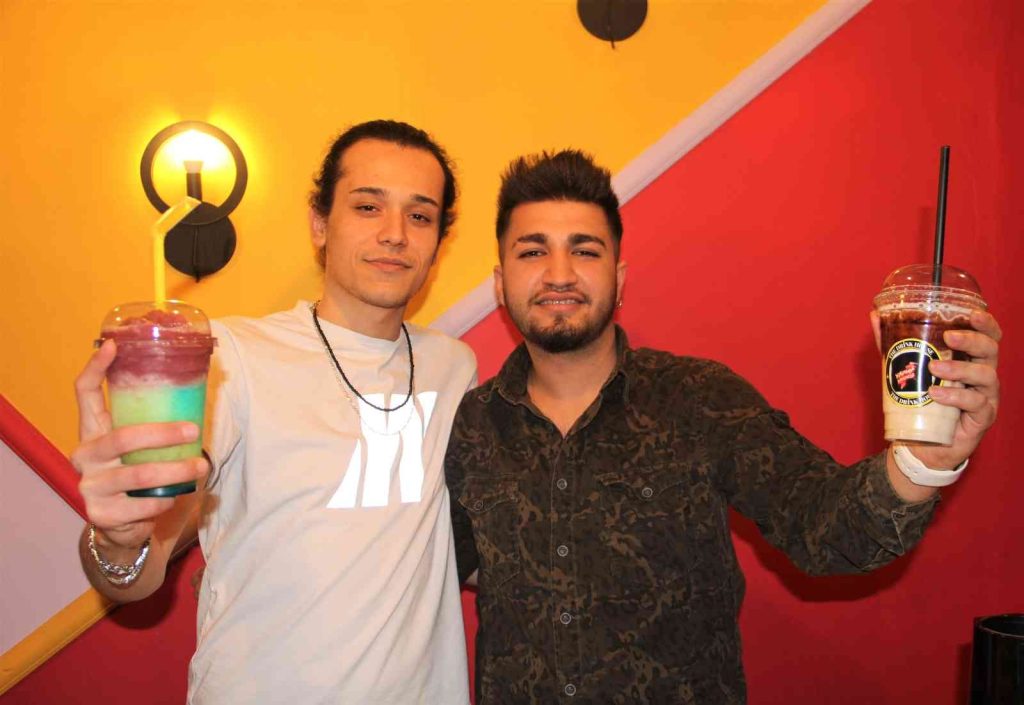 Elazığ’da iki kafadar kafe açıp enflasyona inat fiyatları yarı yarıya indirdi