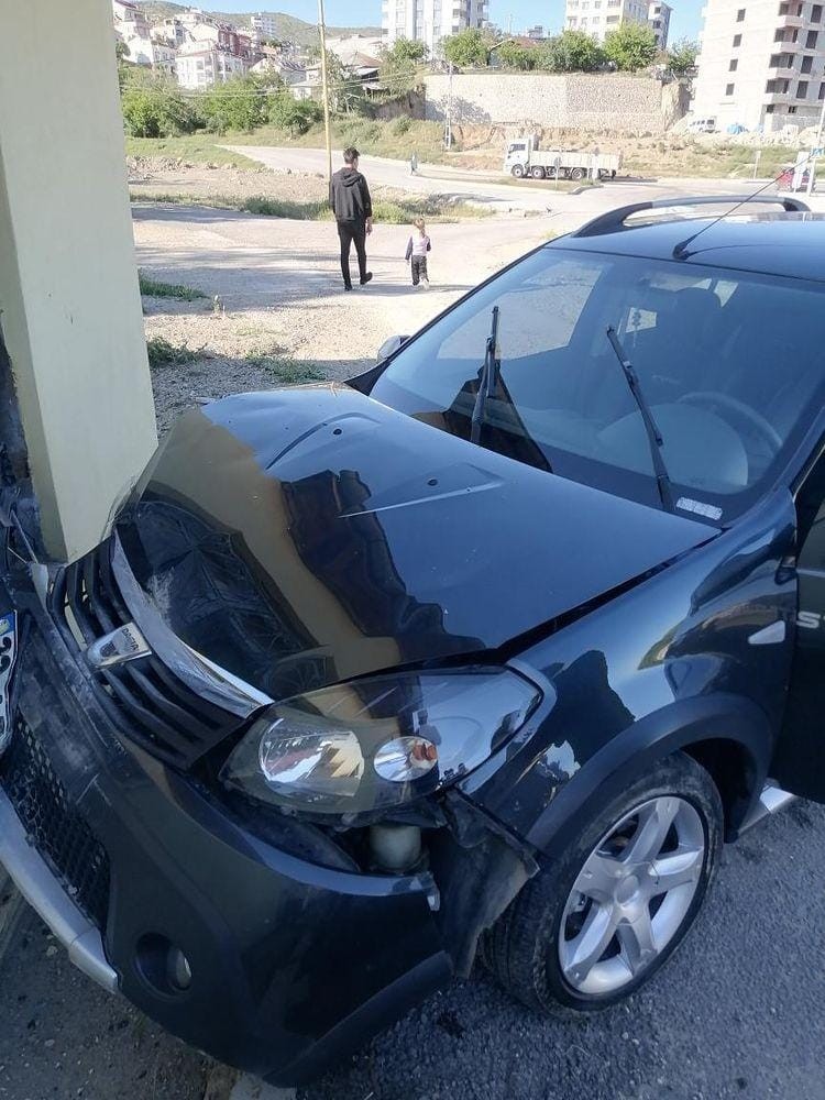 Elazığ’da kontrolden çıkan hafif ticari araç eve çarptı