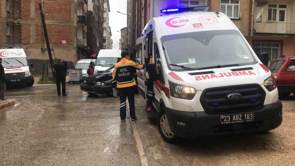 Elazığ’da minibüs ile otomobil çarpıştı: 3 yaralı