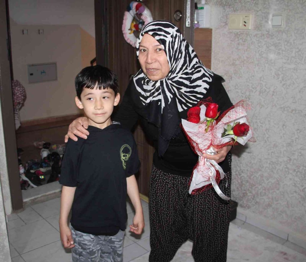 Elazığ’da öğrencilerden şehit annesini duygulandıran ziyaret