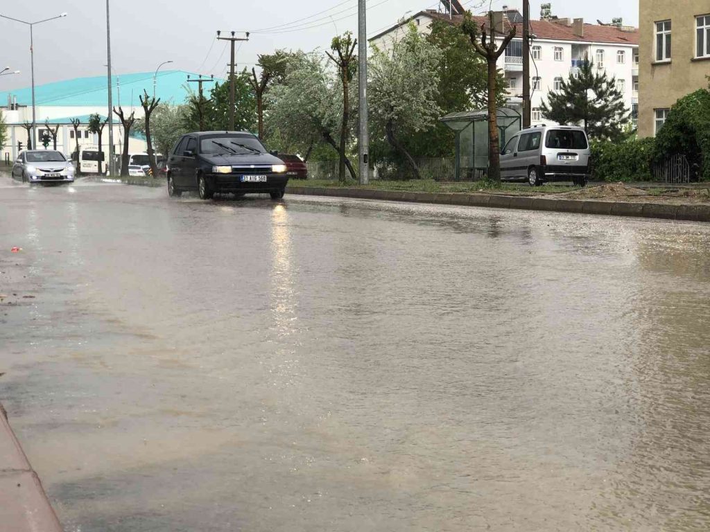 Elazığ’da sağanak yağış etkili oldu