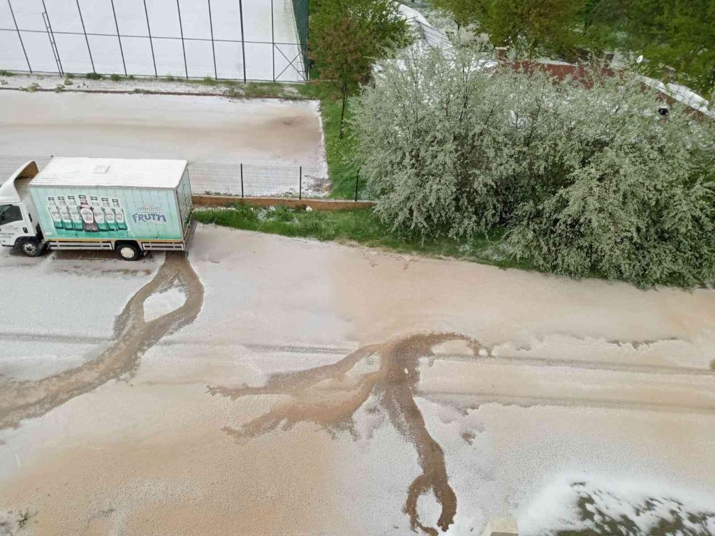 Elazığ’da yağmur ve dolu hayatı felç etti