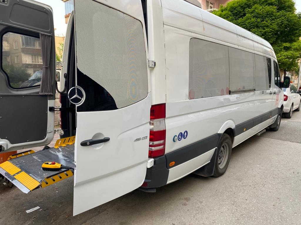 Engelli anne, oğlunun nikah ve düğününe belediyenin asansörlü aracıyla götürüldü