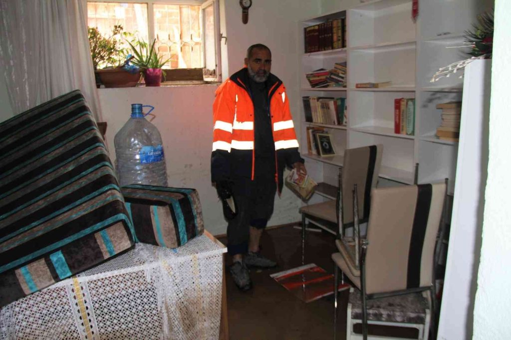 Evinin sular içerisinde kalmasını gözyaşlarıyla izleyen afetzede: “Allah’a hamt olsun canımız sağ, çocuklarımız kurtuldu”