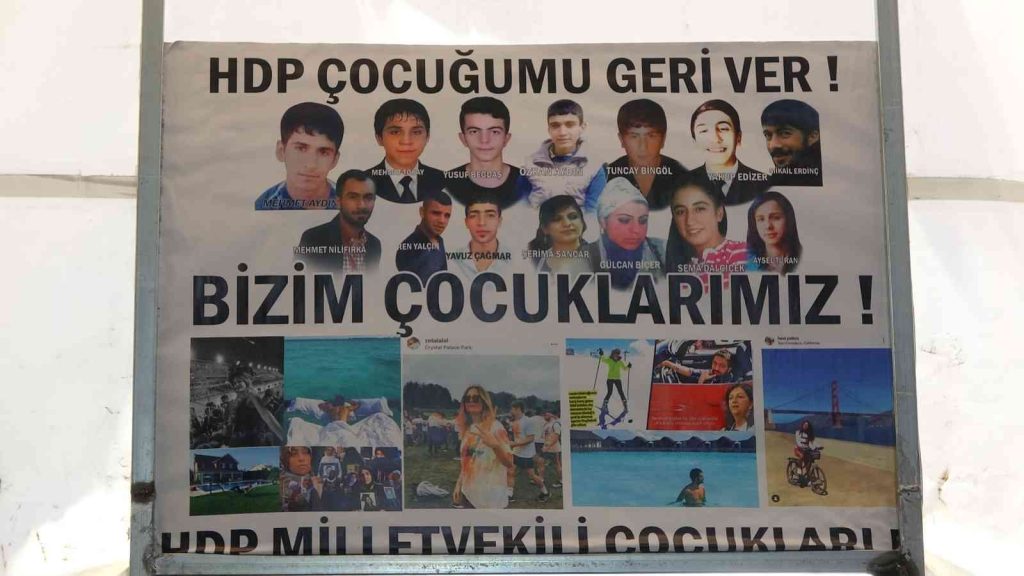 Evlat nöbetindeki anneden HDP’lilere çağrı: “Orayı tercih ediyorlarsa kendi çocuklarını göndersinler”