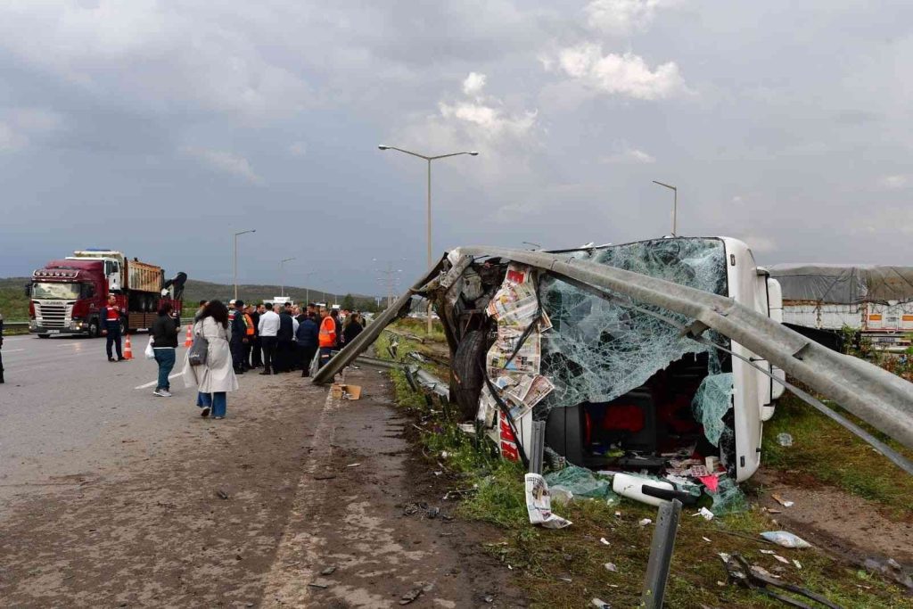 Gaziantep’te yolcu otobüsü ile tır çarpıştı: 14 yaralı